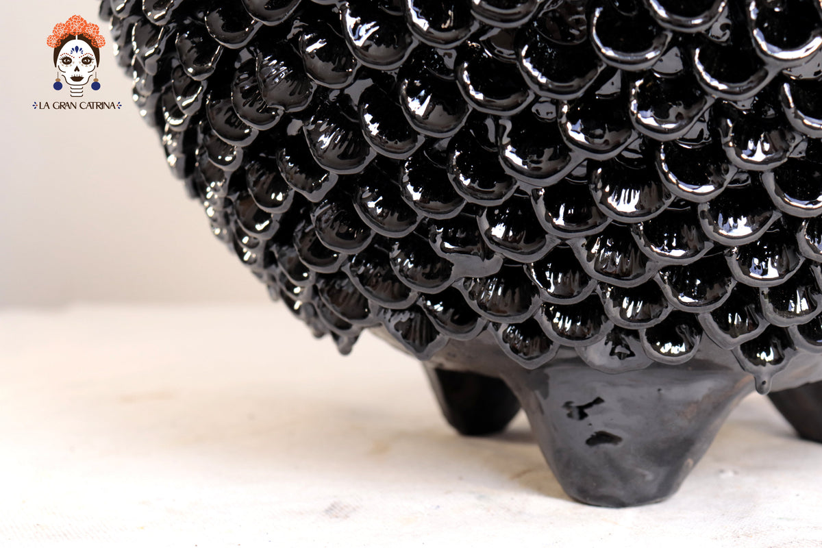 Piña Michoacana Negra con Pétalos - 65 cm. 26 in. Piña