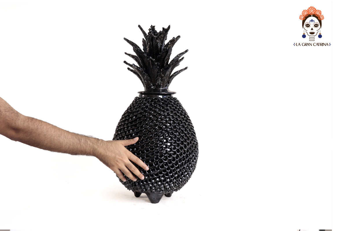 Piña Michoacana Negra con Pétalos - 65 cm. 26 in. Piña