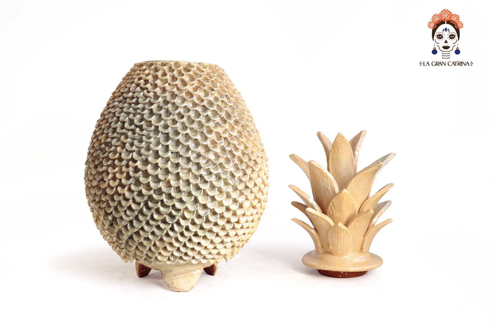 Piña Michoacana Beige con Pétalos - 65 cm. 26 in. Piña