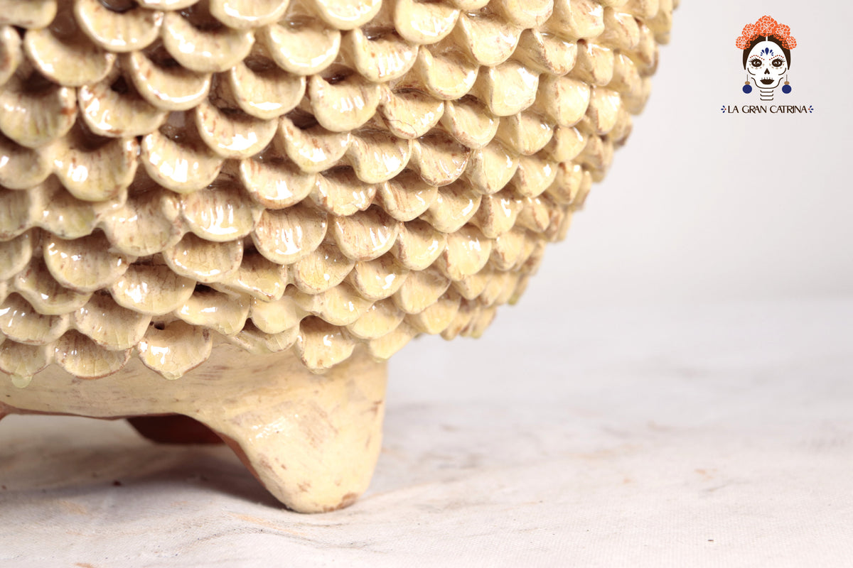 Piña Michoacana Beige con Pétalos - 65 cm. 26 in. Piña