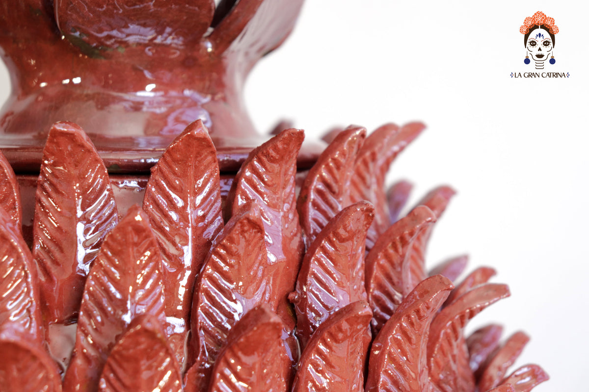 Piña roja de hojas de tapa curveada - 62 cm. 24.4 in.