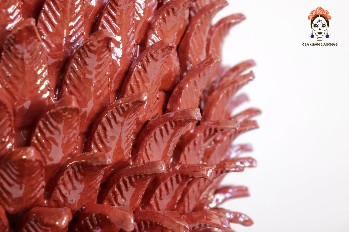Piña roja de hojas de tapa curveada - 62 cm. 24.4 in.