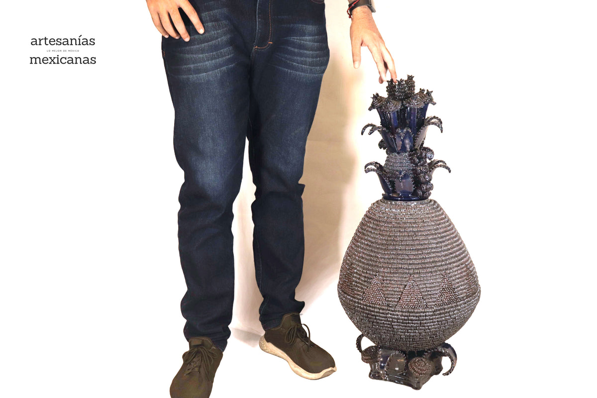 Piña Azul de Concurso con Base - 74 cm. 29 in. Piña