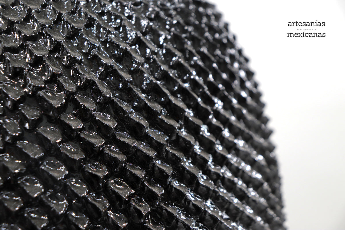 Piña negra de picos - 90 cm. 36 in.