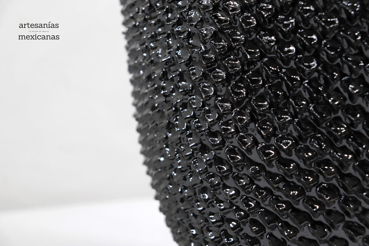Piña negra de picos - 90 cm. 36 in.