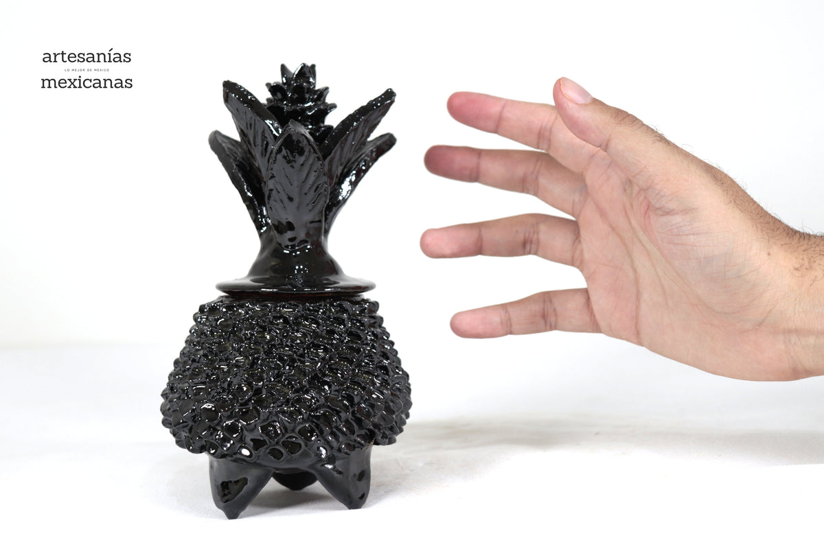 Piña negra de barro vidriado - 19 cm. 7.7 in.