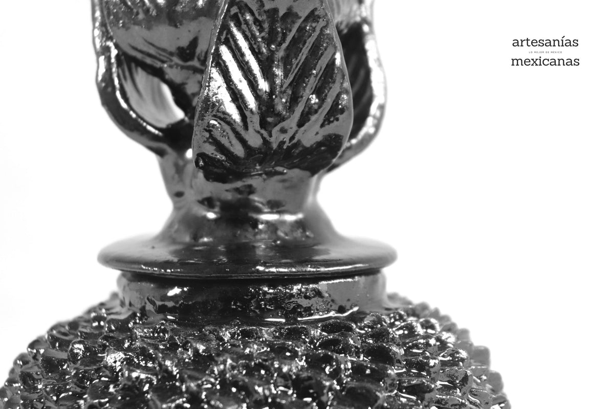 Piña Pequeña Negra de Picos - 21 cm. 8.5 in.