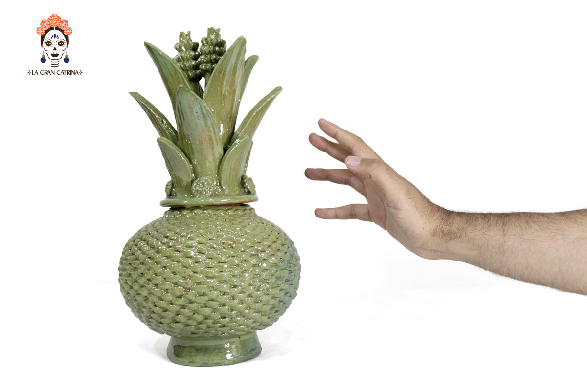 Piña michoacana de barro - Verde claro de bolitas - 32 cm. 13 in.