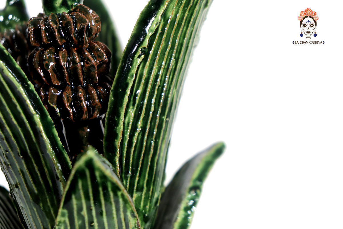 Piña michoacana de barro - Verde y cafe pequeña pétalos y flores - 29 cm. 11.4 in.