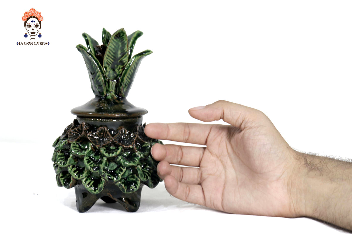 Piña michoacana de barro - Verde y cafe pequeña pétalos y flores - 19 cm. 7.7 in.