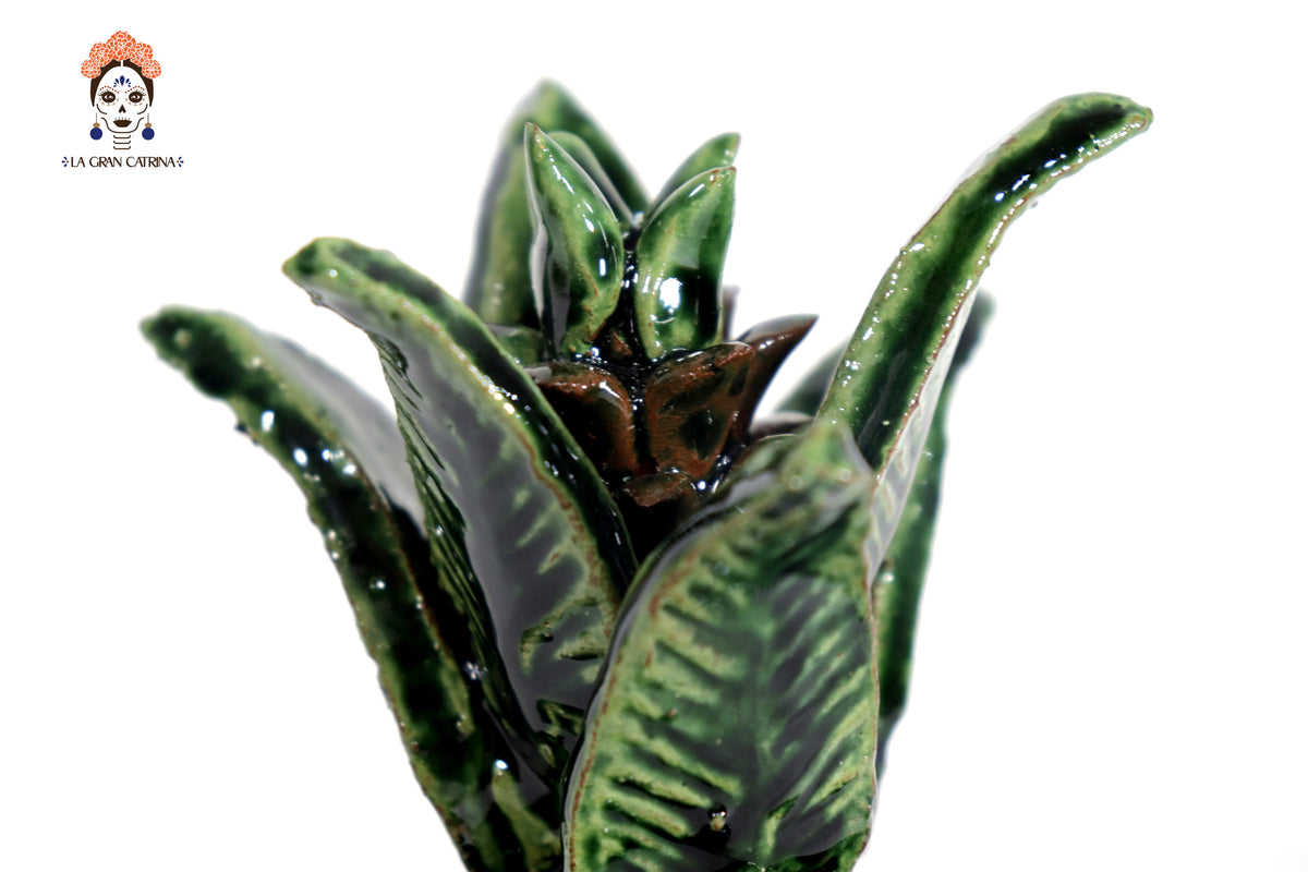 Piña michoacana de barro - Verde y cafe pequeña pétalos y flores - 19 cm. 7.7 in.