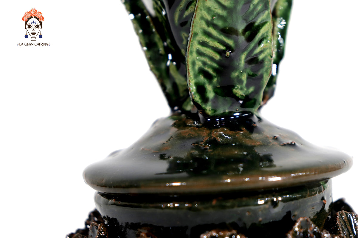 Piña michoacana de barro - Verde y cafe pequeña pétalos y flores - 19 cm. 7.7 in.