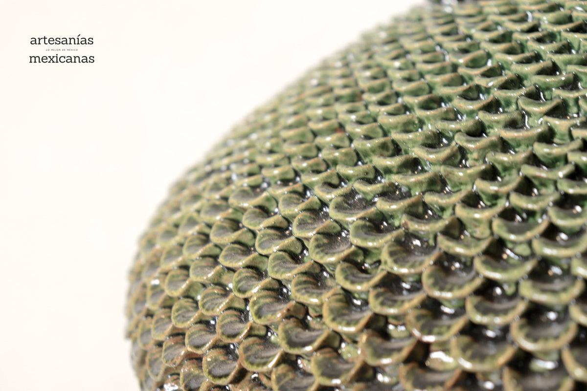 Piña michoacana de barro - Platillo verde - Pétalos finos - 60 cm. 24 in.