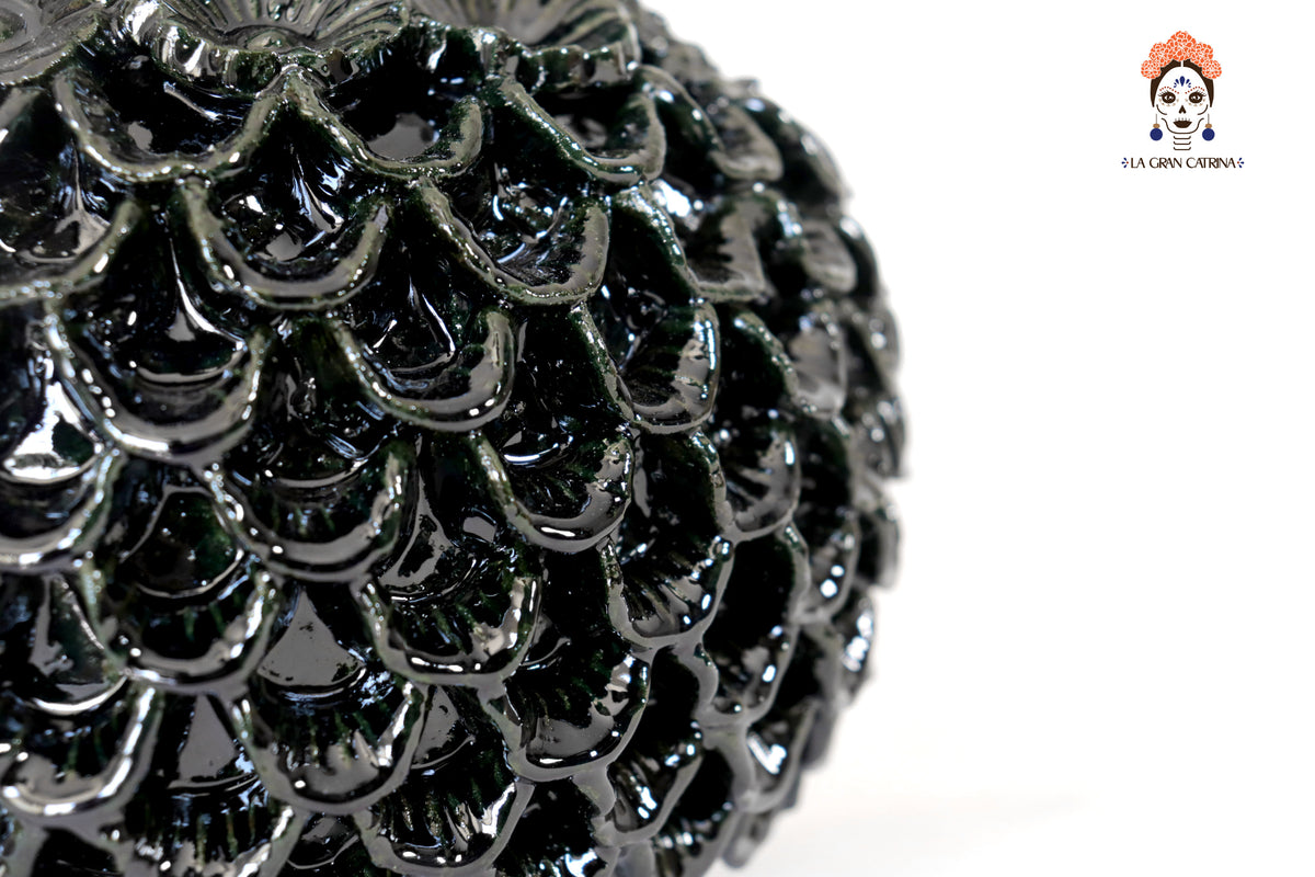 Piña michoacana de barro - Pétalos y flores negras - 33 cm. 13 in.
