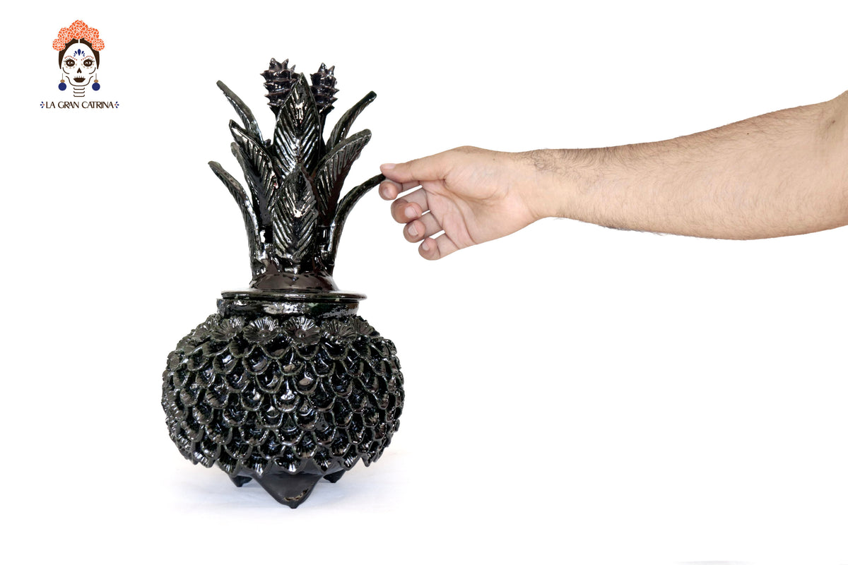 Piña michoacana de barro - Pétalos y flores negras - 33 cm. 13 in.