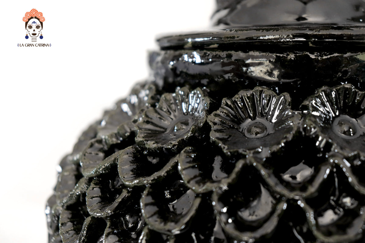 Piña michoacana de barro - Pétalos y flores negras - 33 cm. 13 in.