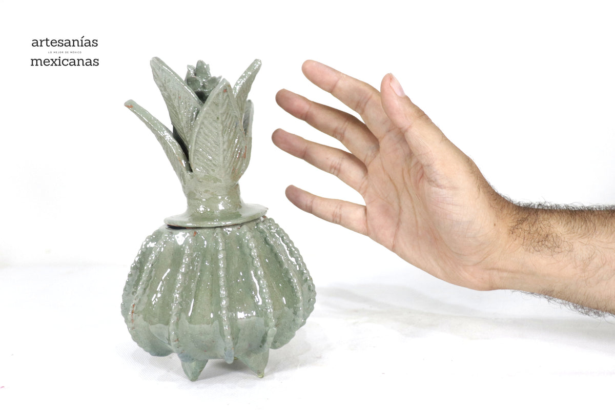 Piña michoacana de barro - Verde olivo pequeña biznaga - 19 cm. 7.7 in.