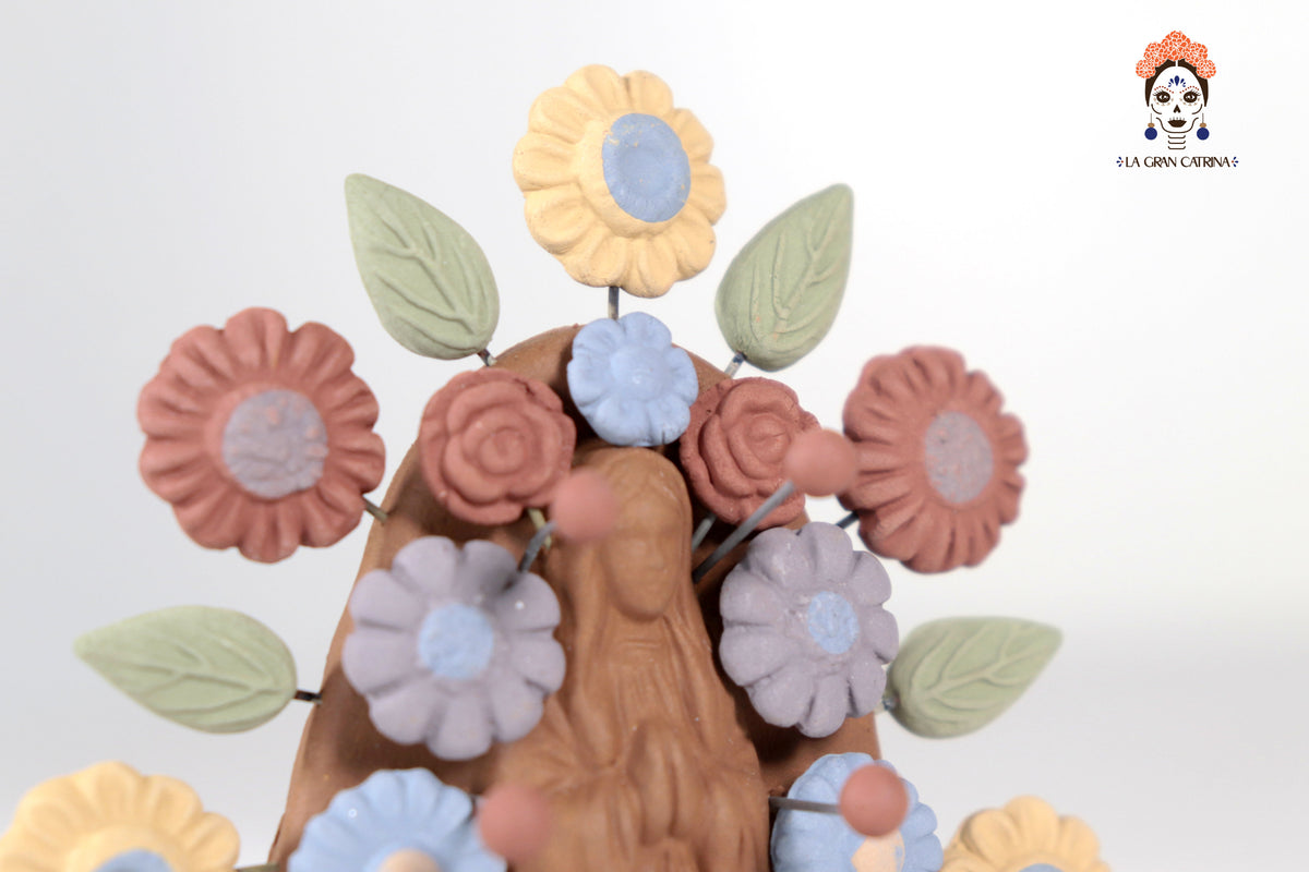 Virgen de Guadalupe - Barro natural con mariposas y flores - 10.8 Cm. 4.2 in. Artesanía