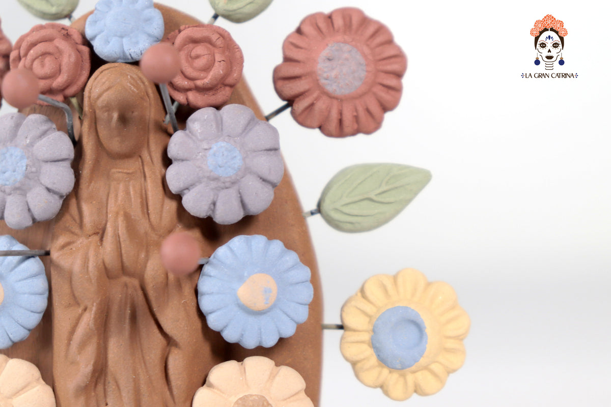 Virgen de Guadalupe - Barro natural con mariposas y flores - 10.8 Cm. 4.2 in. Artesanía