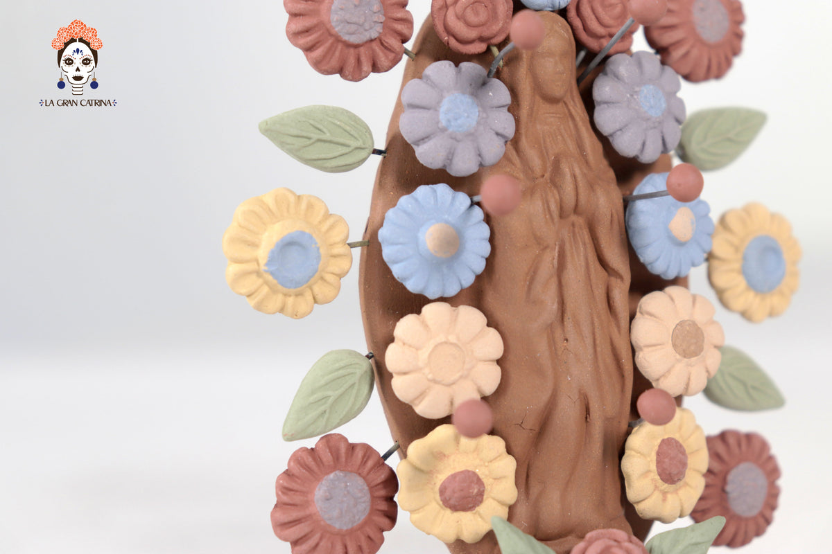 Virgen de Guadalupe - Barro natural con mariposas y flores - 10.8 Cm. 4.2 in. Artesanía