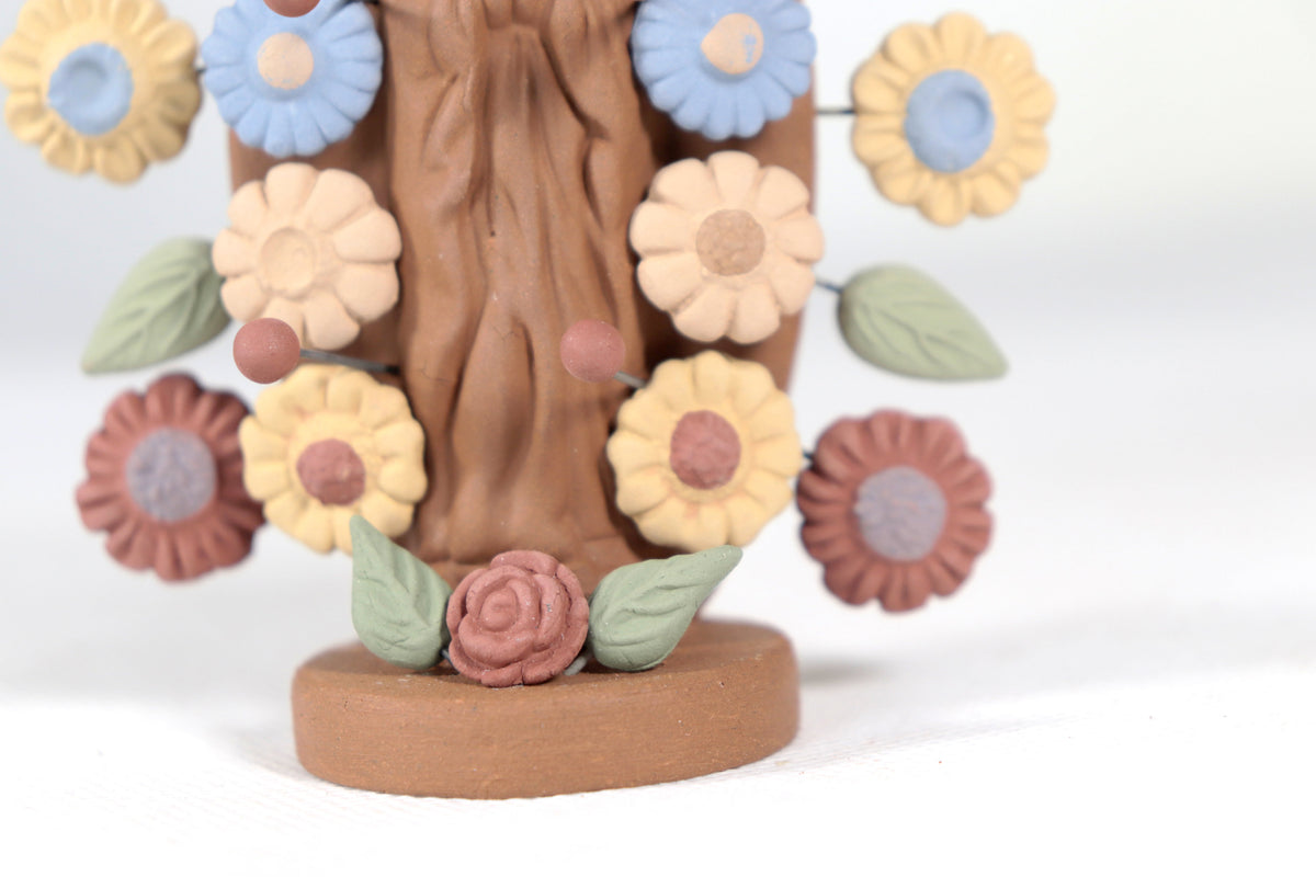 Virgen de Guadalupe - Barro natural con mariposas y flores - 10.8 Cm. 4.2 in. Artesanía