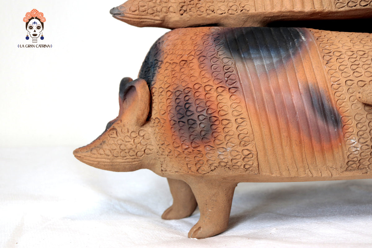 Torre de Armadillos de Barro Natural - 53 Cm. 20.8 In. Zipiajo