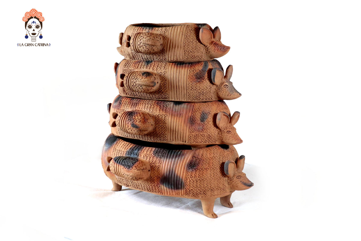 Torre de Armadillos de Barro Natural - 53 Cm. 20.8 In. Zipiajo