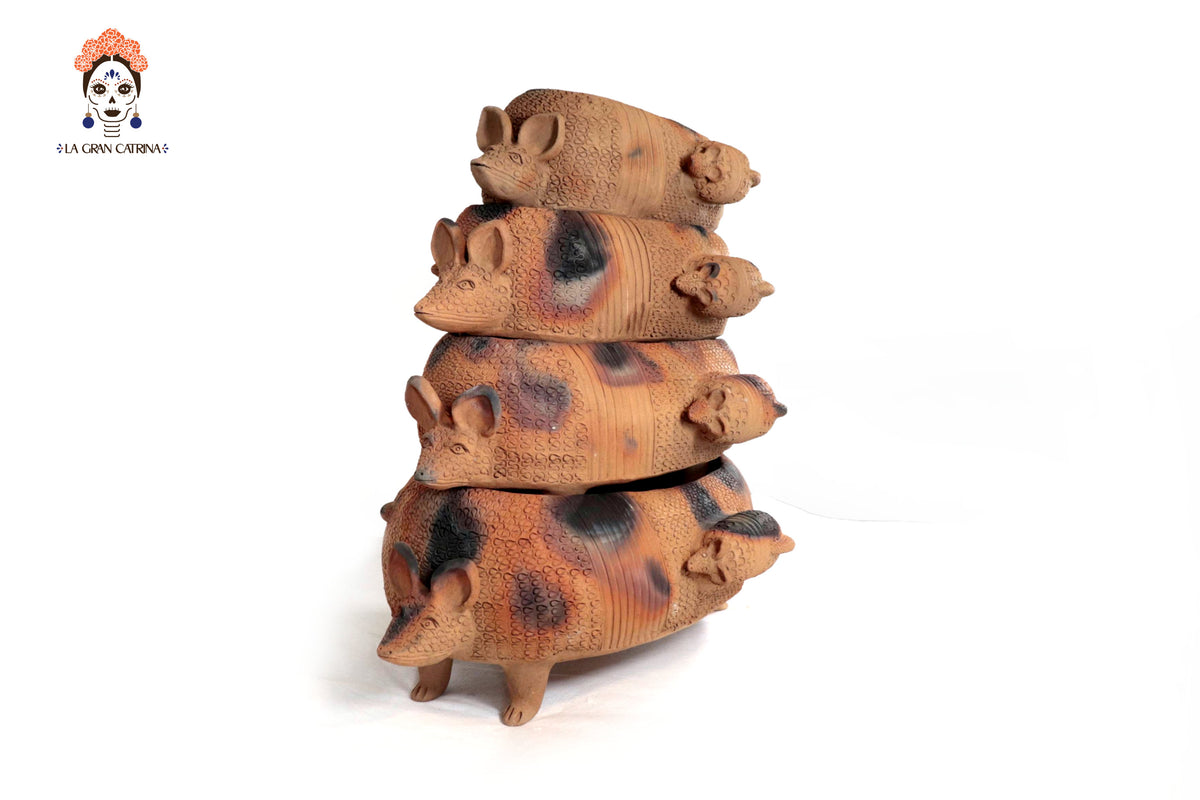 Torre de Armadillos de Barro Natural - 53 Cm. 20.8 In. Zipiajo