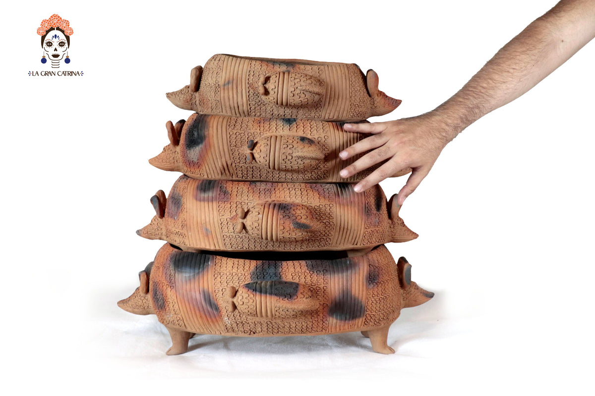 Torre de Armadillos de Barro Natural - 53 Cm. 20.8 In. Zipiajo