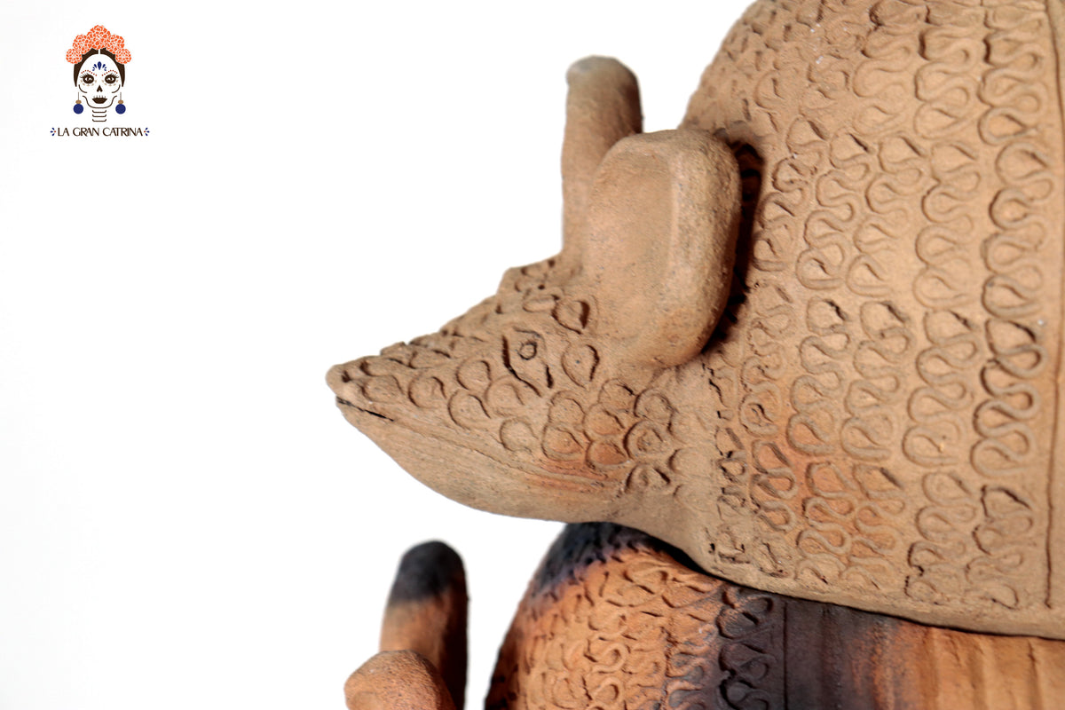 Torre de Armadillos de Barro Natural - 53 Cm. 20.8 In. Zipiajo
