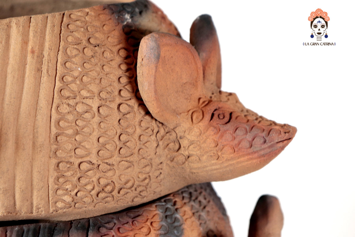 Torre de Armadillos de Barro Natural - 53 Cm. 20.8 In. Zipiajo
