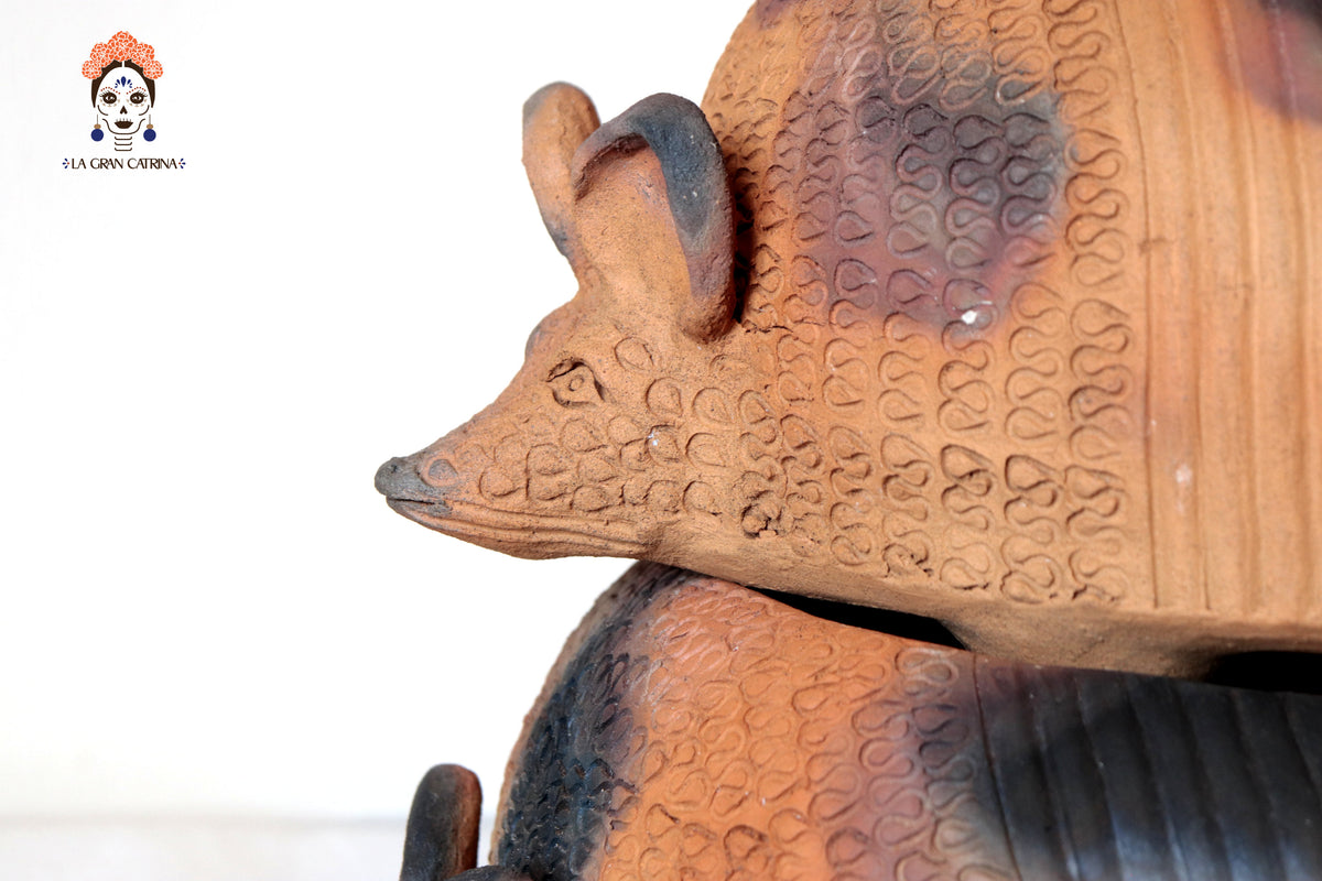 Torre de Armadillos de Barro Natural - 53 Cm. 20.8 In. Zipiajo