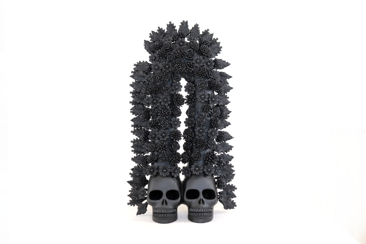 Arco negro de calaveras y flores - 42 cm. 16.5 in. Artesanía