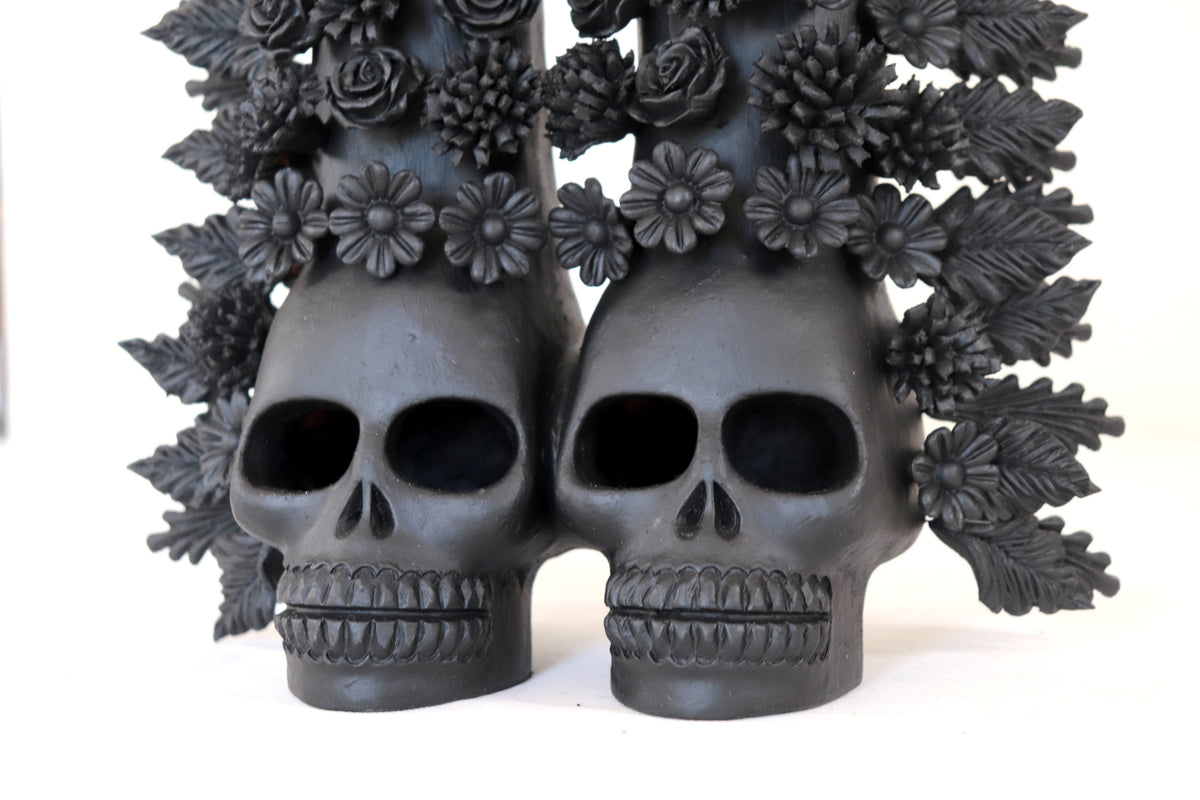 Arco negro de calaveras y flores - 42 cm. 16.5 in. Artesanía
